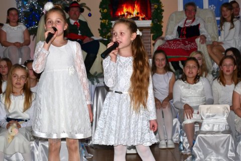 Wokalistki koncertu świątecznego w Bierzwiennej Długiej podczas śpiewania kolęd