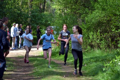 Finisz biegu dziewcząt gimnazjów - na prowadzeniu Oliwia Majkowska