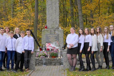 Uczniowie SP Bierzwienna przy pomniku powstańców w Nowinach Brdowskich