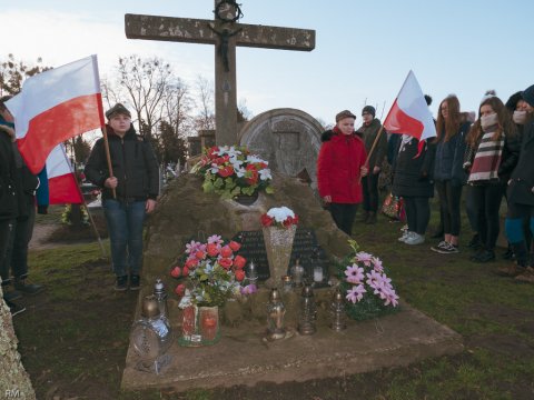 Uczniowie SP Bierzwienna przy pomniku powstańców na cmentarzu w Bierzwiennej
