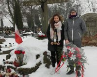 Uczniowie oddziałów Gimnazjalnych SP Bierzwienna złożyli kwiaty i zapalili znicze na mogiłach powstańców