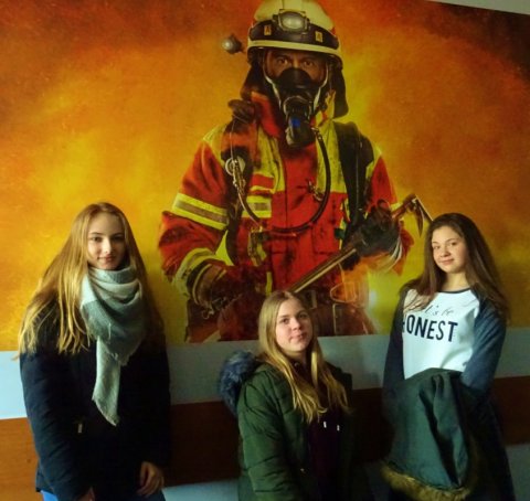 Uczniowie SP Bierzwienna podczas zwiedzania oddziału Państwowej Straży Pożarnej we Włocławku