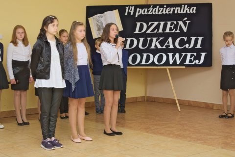 Uczniowie SP Bierzwienna podczas uroczystego apelu z okazji Dnia Edukacji Narodowej 2019