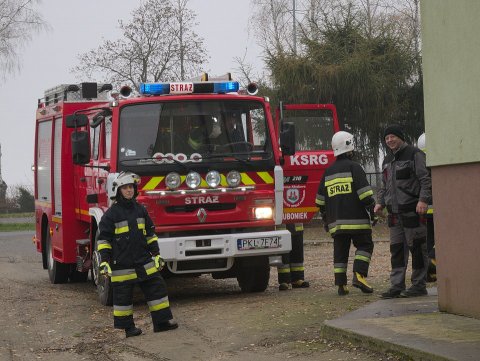 Strażacy OSP Luboniek podczas próbnego alarmu przeciwpożarowego w szkole