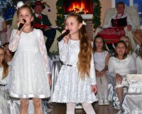 Wokalistki koncertu świątecznego w Bierzwiennej Długiej podczas śpiewania kolęd