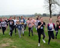 Dziewczęta startujące w 9. Biegu Katyńskim w Wólce Czepowej