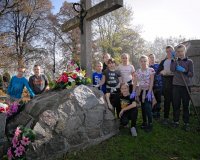 Uczniowie SP Bierzwienna porządkują pomnik Powstańców Styczniowych na cmentarzy w Bierzwiennej