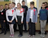 Uczniowie SP Bierzwienna  śpiewają hymn o godzinie 11.11