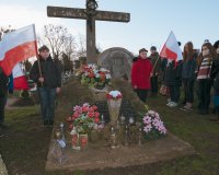 Uczniowie SP Bierzwienna przy pomniku powstańców na cmentarzu w Bierzwiennej